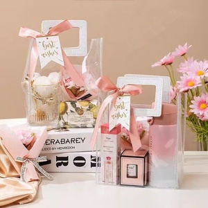 Bolsas de regalo de plástico transparente al por mayor estilo INS con asa de cuero bolso reutilizable bolso de mano de plástico de <span class=keywords><strong>PVC</strong></span> transparente para envolver regalos - Product Image 1
