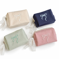 Pochette cosmétique brodée avec fermeture éclair et nœud, personnalisable avec logo, couleur pastel, pour coffrets cadeaux beauté, rangement de voyage et de toilette, vente en gros