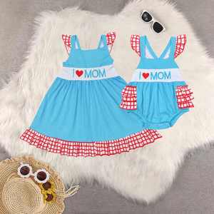 Robe à volants en gingham rose à fleurs et ensemble de combinaison assortie pour bébé fille, motif fraise "Mama's Girl" - Product Image 6