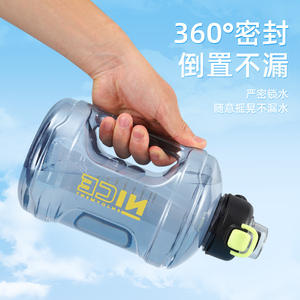 Bonita botella de agua deportiva de 2L, reutilizable, de plástico, con pajita, para fitness al aire libre y uso en el gimnasio. - Product Image 2