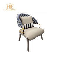 Canapé de salon moderne en cuir de luxe avec pieds dorés pour salons, hôtels, appartements