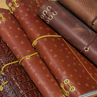 Portefeuille pliant haut de gamme en cuir de vachette véritable grainé, avec rivets métalliques, style classique et tendance 2026