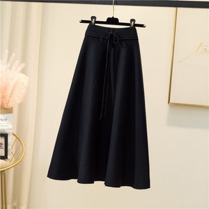Jupe plissée décontractée en gros pour femme, mode hiver, taille haute, couleur unie, longueur midi, coupe trapèze - Product Image 3