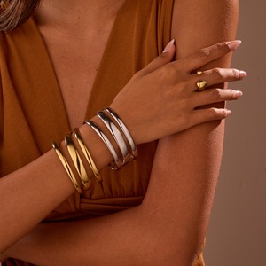 Doble capa de acero inoxidable chapado en oro de 18 quilates minimalista Simple para mujer para pulsera joyería de moda al por mayor brazalete en forma de luna - Product Image 2