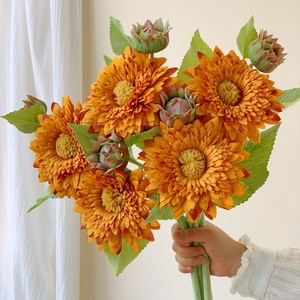 Muyu Chronicles Ramo de Flores Artificiales de Girasol en Capas, de Seda, Naranja y Amarillo, Arreglo Floral Decorativo para San Valentín - Product Image 1
