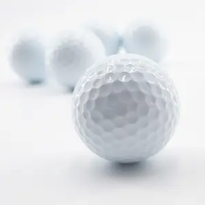 थोक कस्टम लोगो मुद्रण टिकाऊ सफेद अभ्यास लंबी दूरी की गोल्फ गेंदों