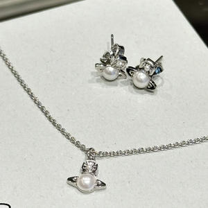 Conjunto de Joyería de Satén de Lujo Ligero y Elegante Empress Dowager Vivienne: Collar Geométrico de Media Cara con Perlas, Pendientes y Pulsera - Product Image 5