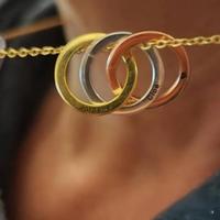 Collier avec pendentif personnalisé à trois anneaux imbriqués avec message et lettre gravée Collier rond en acier inoxydable poli miroir