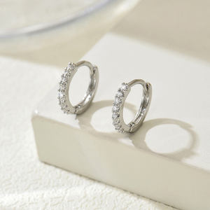 Pendientes de aro simples de Venta caliente para mujer, circón geométrico de una sola fila y accesorio de moda clásico de latón para regalos - Product Image 5