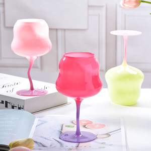 Tasse en <span class=keywords><strong>verre</strong></span> colorée à pied haut de gamme créative crème rouge <span class=keywords><strong>verre</strong></span> à vin <span class=keywords><strong>médiéval</strong></span> en gros pour les filles et <span class=keywords><strong>verre</strong></span> à vin torsadé - Product Image 2