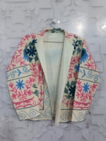 Veste réversible élégante et écologique pour femme Hak Enterprises, courte, en toile tricotée, brodée de fleurs dessinées à la main et matelassée pour l'hiver