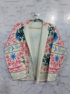 Veste réversible élégante et écologique pour femme Hak Enterprises, courte, en toile tricotée, brodée de fleurs dessinées à la main et matelassée pour l'hiver - Product Image 4