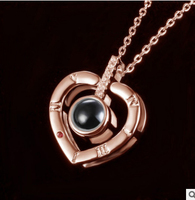 Collier pendentif travestival avec inscription "je t'aime" projeté, en or, 100 langues, puce de mémoire, avec pendentif