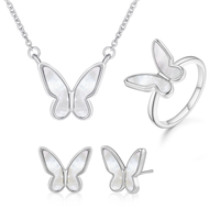 Parures de bijoux en gros personnalisables : Bagues papillon en argent plaqué or 18 carats, colliers pendentifs en nacre et boucles d'oreilles clous