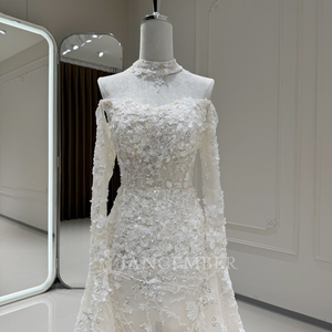 Robe de mariée de luxe blanche moderne Xx104 avec appliques florales en dentelle, traîne chapelle et collier ras-du-cou perlé - Product Image 2