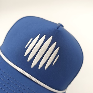 Gorra de golf deportiva de poliéster impermeable de 5 paneles, transpirable, con malla de frutas Dobby personalizada, perforada con corte láser, ajustable con cuerda. - Product Image 5