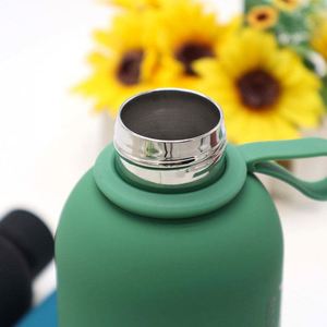 Bouteille d'eau sport isotherme double paroi en acier inoxydable à petite ouverture, avec revêtement en caoutchouc et plastique - Product Image 2