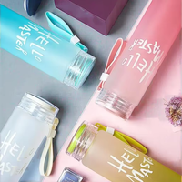 Bouteille d'eau en verre borosilicate de 500ml avec logo personnalisé en forme de cylindre de couleur dégradée avec poignée en silicone couvercle en PC givré emballage de boîte