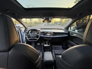 <span class=keywords><strong>Audi</strong></span> Q4 E-tron 40 SUV électrique d'occasion 2024, longue autonomie, version premium, prêt à l'exportation, blanc sur noir - Product Image 4