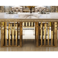 Ensemble de table à manger en marbre de luxe Linlamlim avec structure en acier inoxydable doré, table de salle à manger avec coquillages et chaises à dossier haut