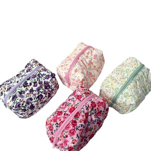 <span class=keywords><strong>Kit</strong></span> de voyage en gros avec logo matelassé rose personnalisé trousse de maquillage légère à laver sac coloré vintage doux à fleurs plissé en coton - Product Image 5