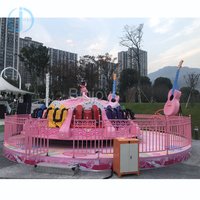 Beaux enfants aiment les jeux rotation danse fille manèges équipement de parc d'attractions