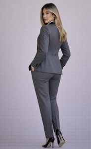 Ensemble de costume trois pièces gris anthracite pour femme, blazer cintré à revers de smoking avec gilet assorti et pantalon coupe slim - Product Image 2