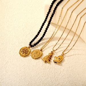 Collar con Colgante de Acero Inoxidable Chapado en Oro de 18K Hipoalergénico y Resistente al Deslustre, Collar de Guantes de Árbol de Navidad a la Moda - Product Image 1