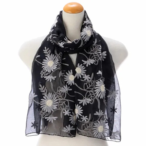 Chal de Mujer con Diseño de Flores Bordadas a Mano, Tejido en Poliéster Ligero, Transpirable y de Alta Calidad - Product Image 3