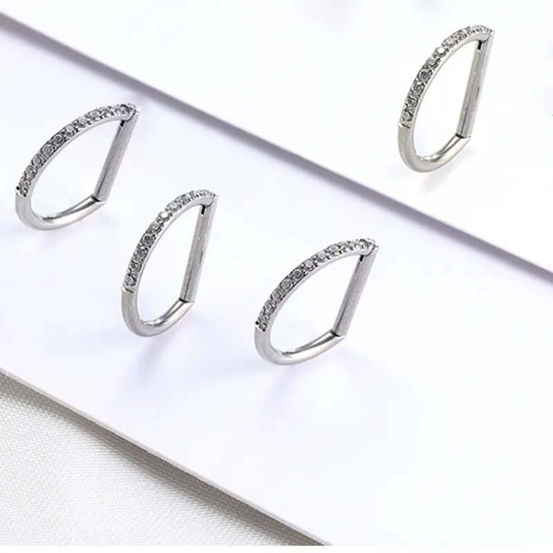 ASTM F136 in titanio Piercing per il corpo gioielli CZ D forma a cerniera segmento Clicker cartilagine naso anello orecchino cerchio flatback 18g
