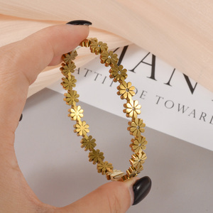 สร้อยข้อมือผู้หญิงดีไซน์ทันสมัยแบบด้าน  ตัวล็อคสปริงสแตนเลสสีทอง  ประดับเพชรซิคอนเม็ดเดี่ยวตรงกลาง  ลายดอกเดซี่  ชุบทอง 18k  แบบเรียบหรู - Product Image 2