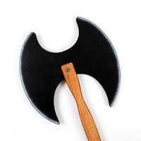 Hacha de juguete de madera hecha a mano de calidad superior de marca española estilo medieval doble negro para actuaciones