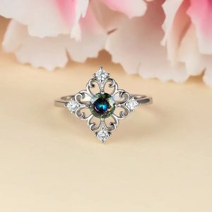 Anello di Lusso con Corona in Pizzo per Donne, Anello Vintage Traforato Stile Regina - Product Image 2