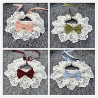En gros, accessoires de mode multicolores pour animaux de compagnie avec logo personnalisé : bavoirs pour chiens et chats, bandanas en polyester à motif floral, colliers-écharpes et nœuds à carreaux