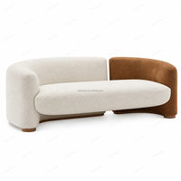 Canapé bicolore crème et marron avec accoudoirs incurvés, canapé lounge rembourré en tissu moelleux pour salon et intérieur d'hôtellerie de luxe