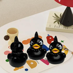 批发定制徽标迷你<span class=keywords><strong>2.3</strong></span>英寸非主流莫霍克发型橡皮鸭乙烯基吱吱叫黄色洗澡鸭玩具橡皮鸭 - Product Image 4