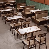 Canapés de restaurant thématique contre le mur, combinaisons de tables et de chaises pour salons de thé, cafés et restaurants à usage commercial