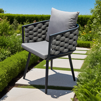 Ensemble de bistro d'extérieur de style français: table en marbre et chaises en rotin pour patio, jardin, café, balcon