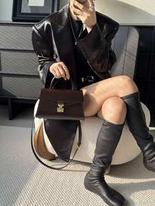 Sac bandoulière brillant haut de gamme, design architectural moderne avec structure de fermeture argentée, sac à main pour femme - Product Image 4