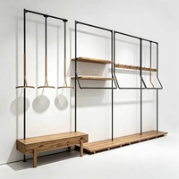 Système d'affichage modulaire asymétrique avec bases en bois décalées et étagères suspendues multifonctionnelles pour boutique de créateurs
