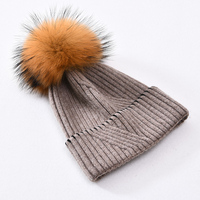 Chapeau d'hiver en tricot rayé doux et épais en gros, bonnet de luxe pour femmes avec pompon en fourrure véritable amovible et logo personnalisé