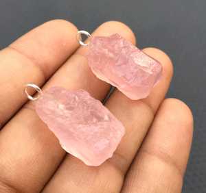 Pendentif religieux en cristal rose en argent sterling 92,5 avec 2 pierres brutes de quartz rose naturel de qualité AAAAA – Troisième pièce - Product Image 3