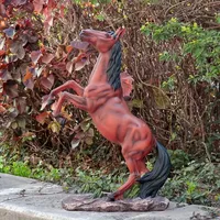 Statue de cheval brun dynamique en résine, manches et queue noires, base en roche réaliste pour décoration extérieure de jardin – Offre spéciale