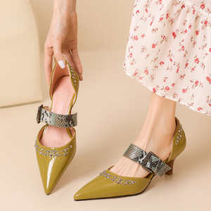 Escarpins Femme Grande Taille 46 à Talons Bas, Style Stiletto, Été, avec Découpes Latérales, Argentés, à Bride Mi-Cuirche avec Boucle, Coupe Large, Rivets Métalliques - Product Image 5