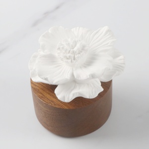 Flor de alta calidad Decoración del hogar Base de madera Cerámica y porcelana Aroma Difusor de aceite esencial Ambientador de caña - Product Image 2