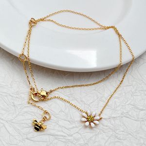 Pendientes de latón de moda con baño de oro de 18 quilates, perlas frescas, diamantes de imitación, flor de margarita esmaltada, abeja pequeña, estilo pastoral Mori para boda - Product Image 5