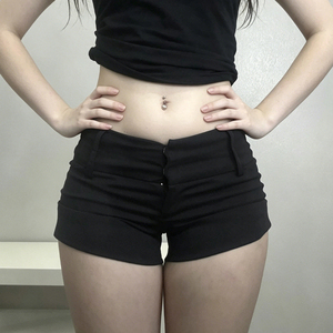 กางเกงขาสั้นเอวต่ำสไตล์ Y2K สีดำล้วน กระดุมซ่อน เอวสูง ทรงหลวม แฟชั่นสาวฮอต ดีไซน์โดดเด่น ใส่ได้หลายโอกาส - Product Image 5