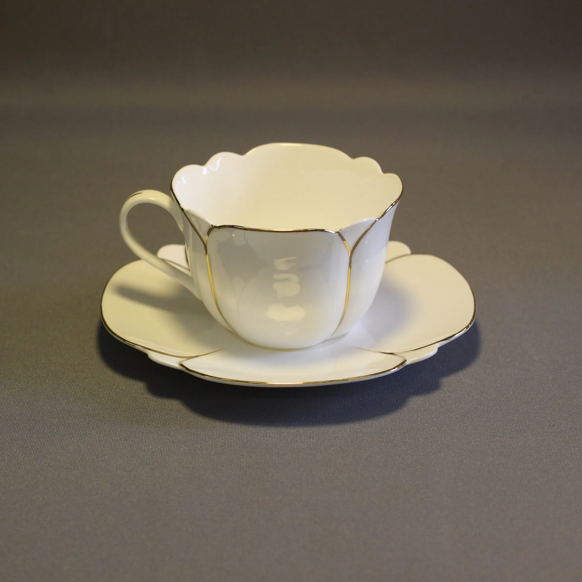 Conjunto de chá em forma de flor royal, chá e copos de chá com guarnição de ouro, porcelana