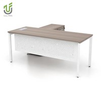 Bureau de direction modulaire en L moderne avec design d'angle en bois, panneau de modestie en métal perforé et boîte de gestion des câbles