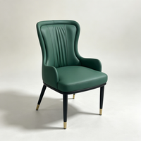 Mobilier de restauration commercial : chaises à structure en fer avec revêtement en cuir et chaises en bois massif, idéales pour les cafés et les restaurants.